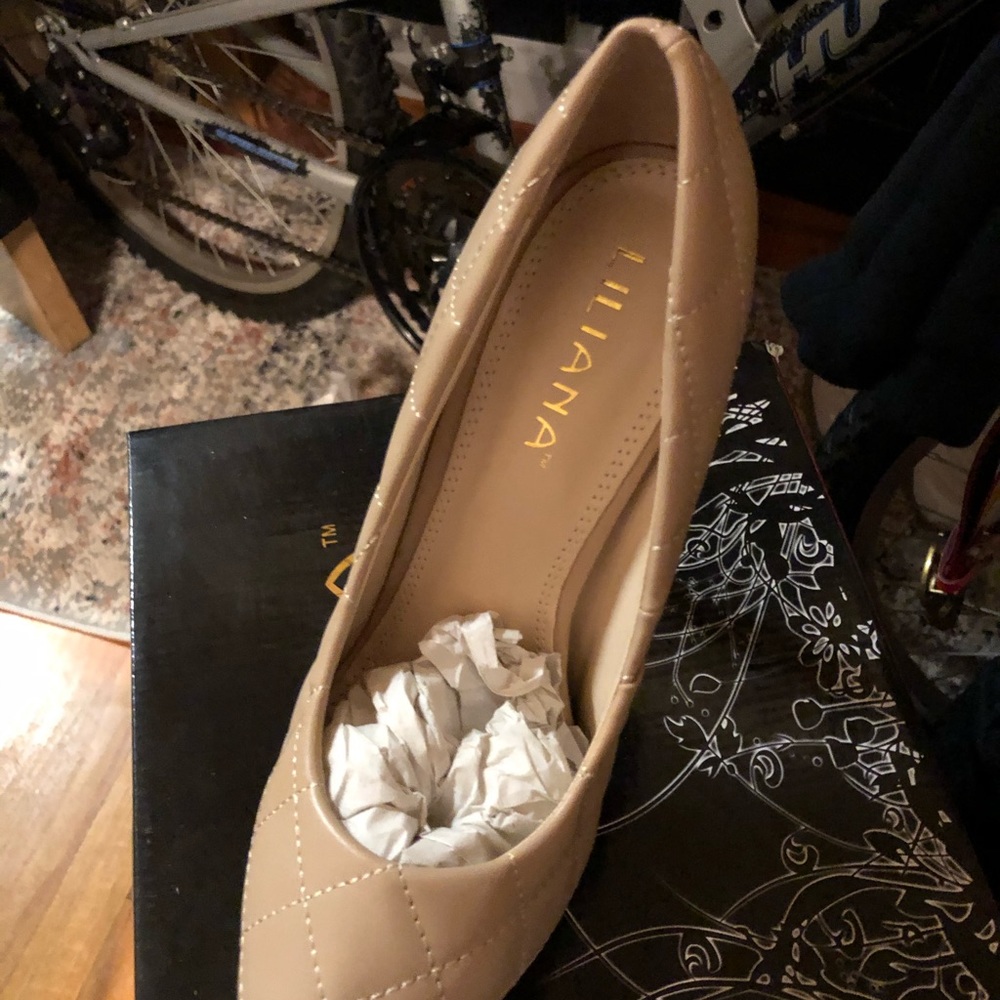 Nude sexy heel with gold tram on the toe